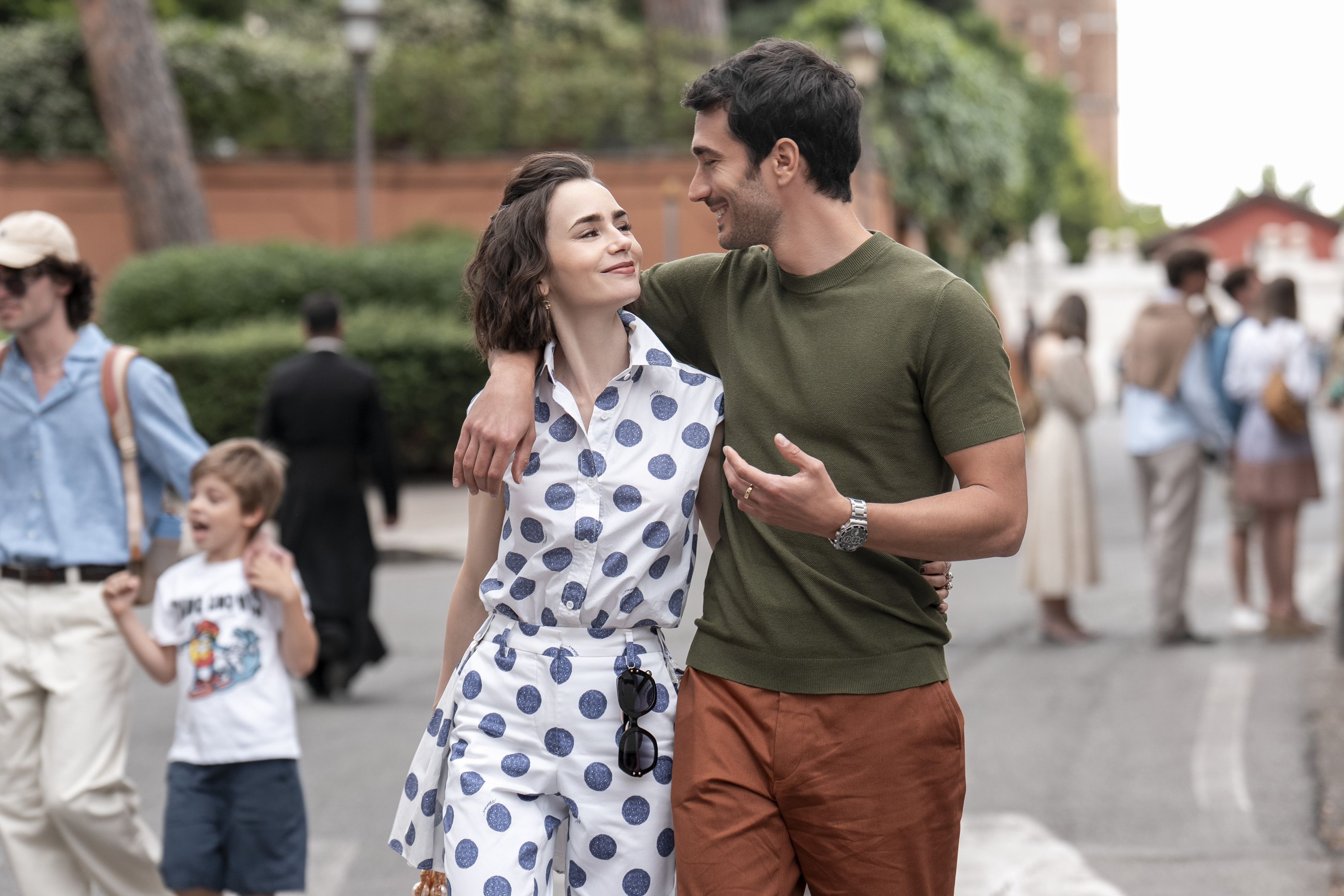 Lily Collins e Eugenio Franceschini na quinta temporada de "Emily em Paris" • Giulia Parmigiani/Netflix