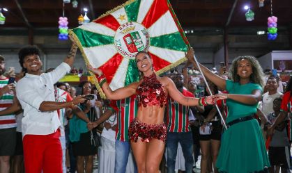 Virginia vai para ensaio da Grande Rio com mãe de Vini Jr.