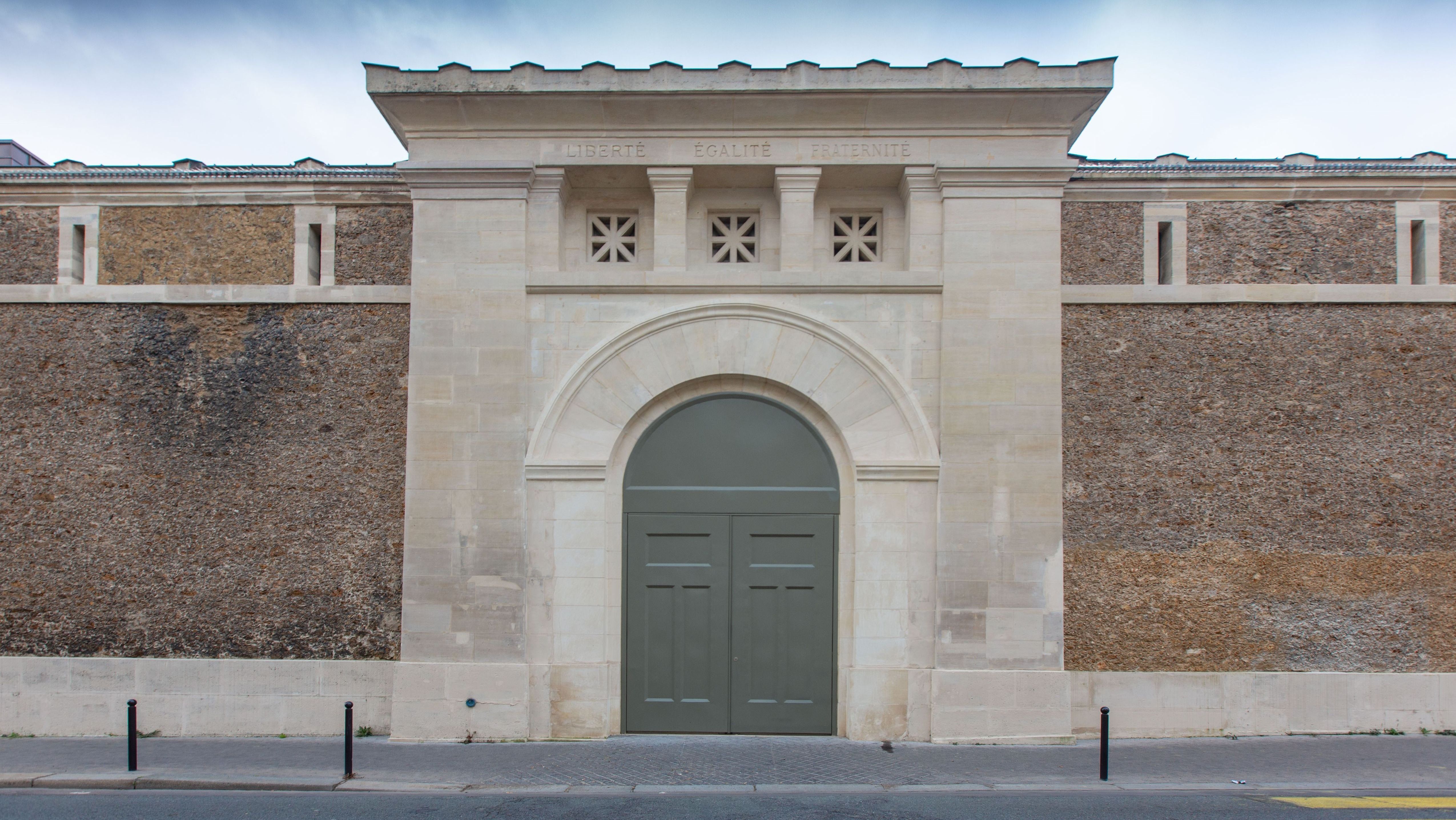 Entrada da Prisão de La Santé em Paris • Gilles Targat/Photo 12/Universal Images Group via Getty Images