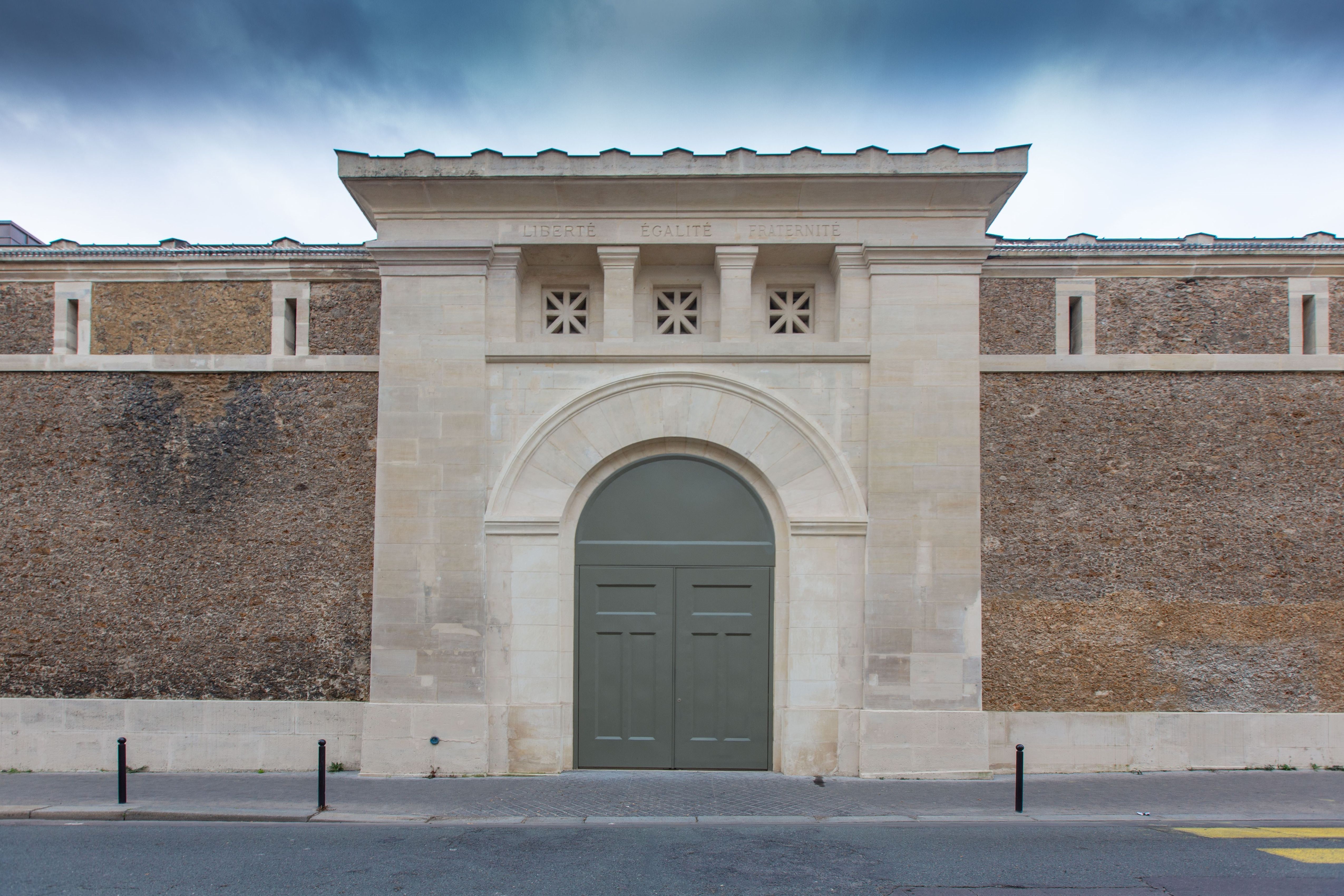 Entrada da Prisão de La Santé em Paris • Gilles Targat/Photo 12/Universal Images Group via Getty Images