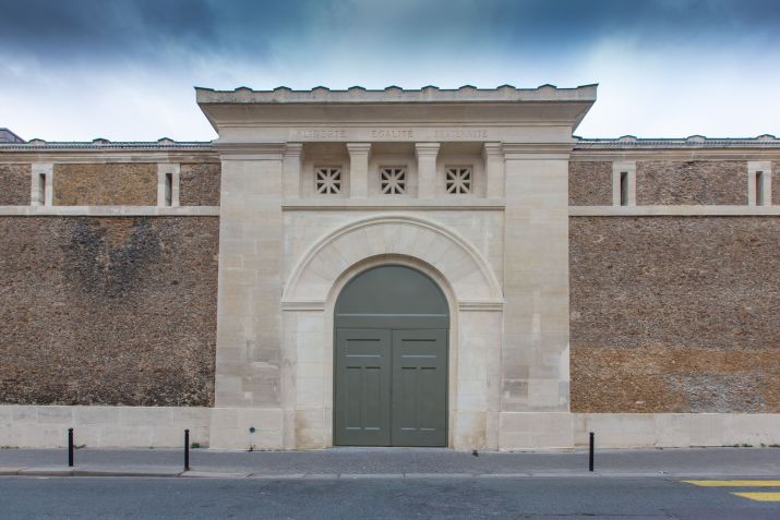 Entrada da Prisão de La Santé em Paris • Gilles Targat/Photo 12/Universal Images Group via Getty Images