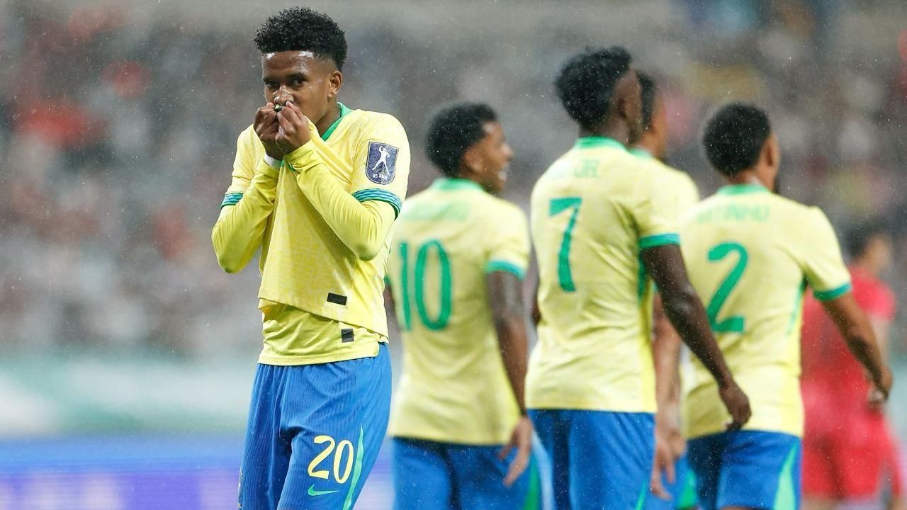 Estevão comemorando após marcar gol para o Brasil
