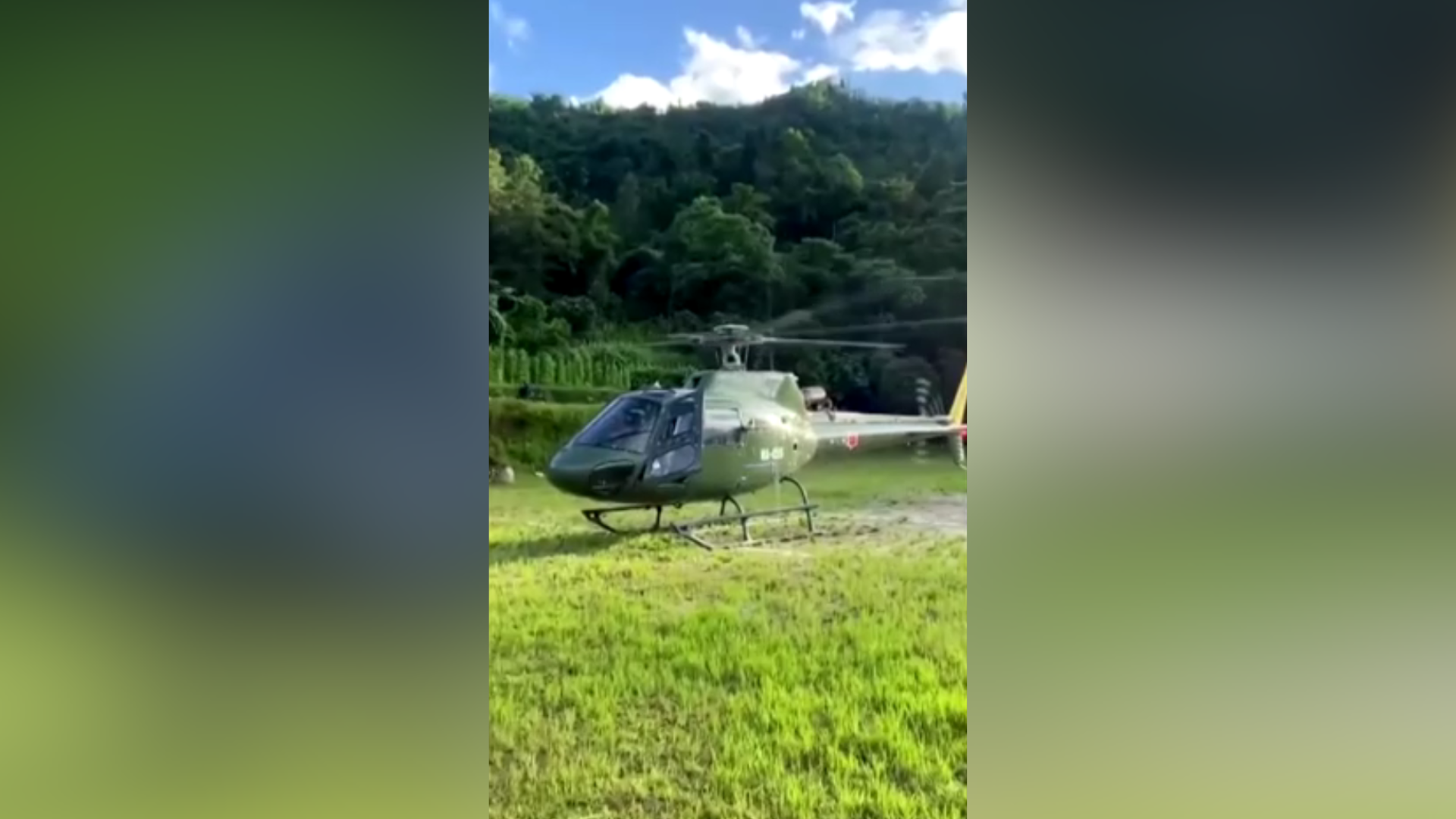 Exército do Nepal retira pessoas das enchentes de helicóptero