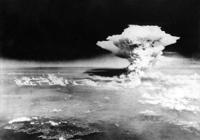Explosão nuclear sobre Hiroshima, 6 de agosto de 1945 • Pictures from History/Universal Images Group via Getty Images