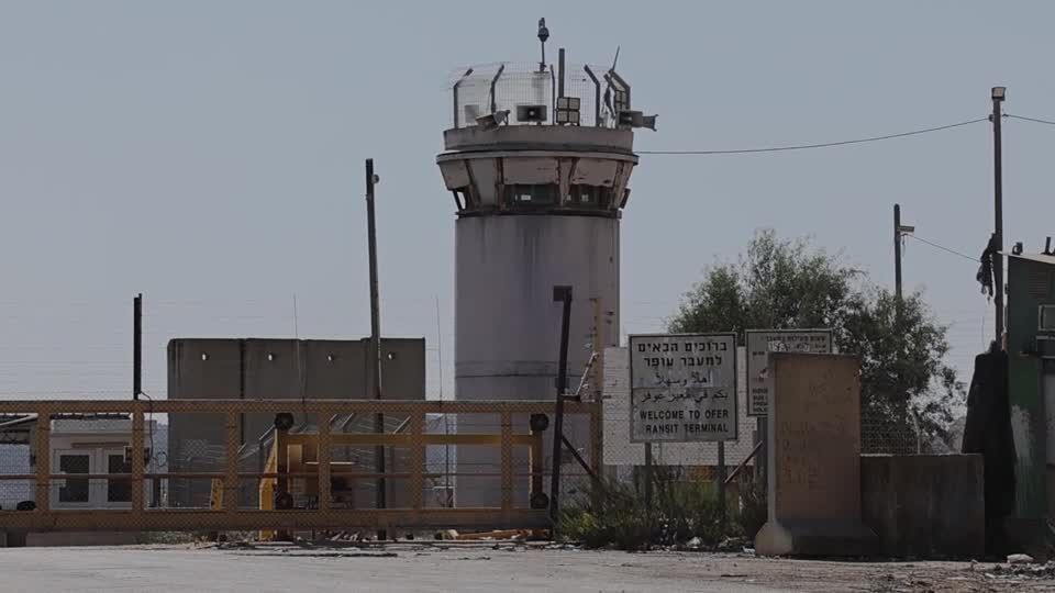 Fachada da prisão Ofer, em Israel, antes da libertação de prisioneiros palestinos