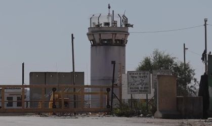 Prisioneiros palestinos são levados para sul de Israel antes de libertação