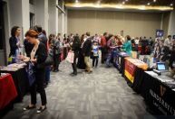 Feira gratuita une estudantes de direito a universidades dos EUA