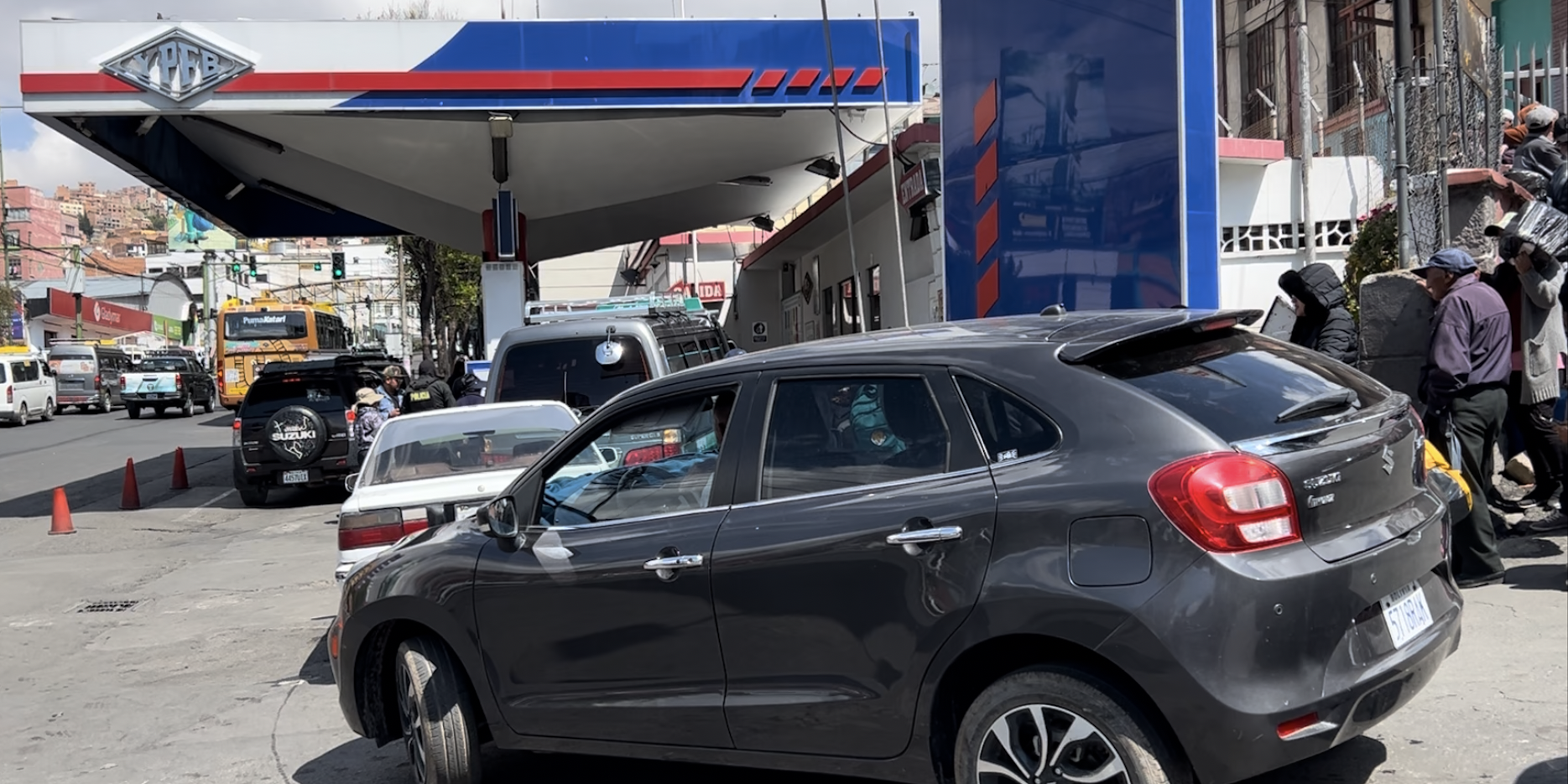 Fila de carros para abastecer em posto de gasolina na Bolívia