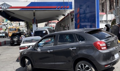 Filas por combustível expõem gravidade da crise econômica na Bolívia