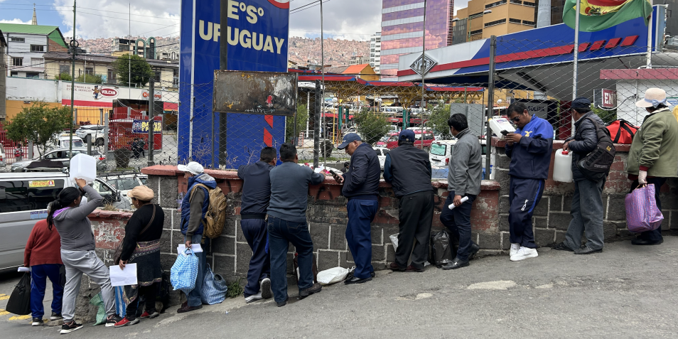 Fila-para-abastecer-gasolina-na-Bolivia-e1760830305507 Filas por combustível expõem gravidade da crise econômica na Bolívia | Blogs | CNN Brasil