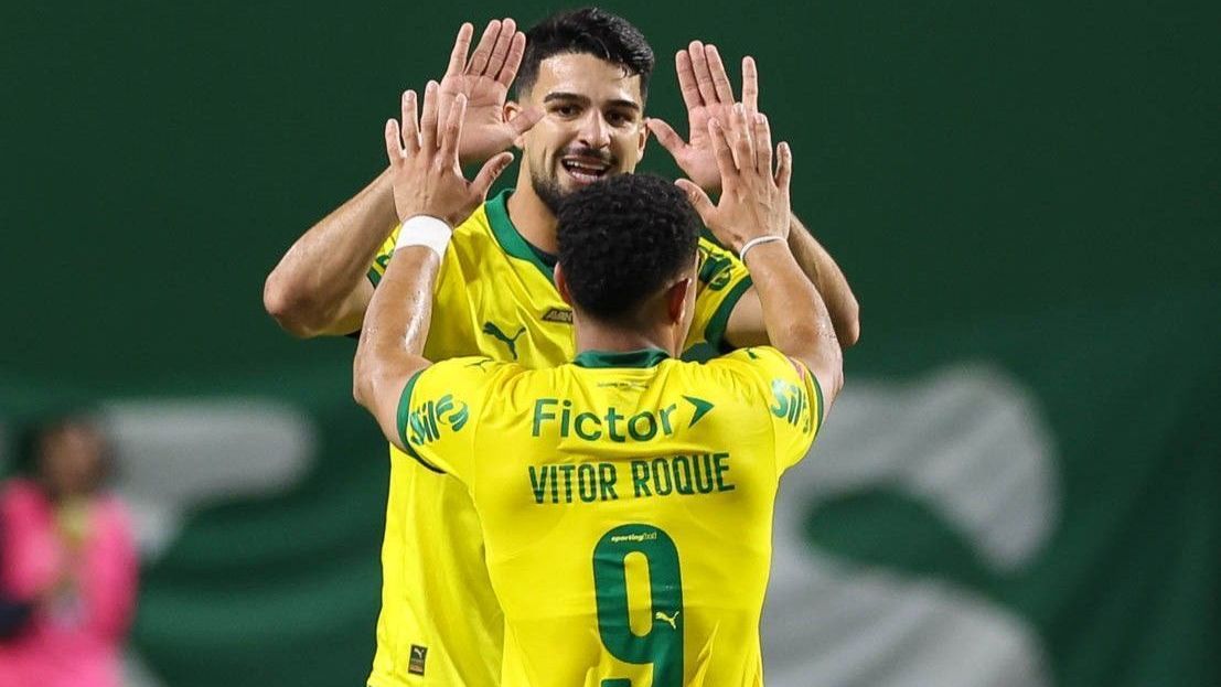 Flaco López e Vitor Roque durante partida do Palmeiras