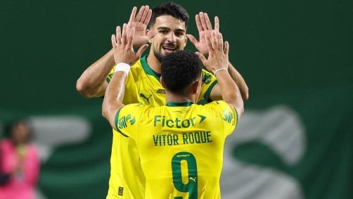 Flaco López e Vitor Roque durante partida do Palmeiras