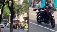 Vídeo: Dupla em moto reage a abordagem da PM e foge em Copacabana (RJ)