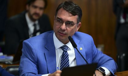 Flávio Bolsonaro diz ter “inveja” de ataque dos EUA e cita barcos no Rio