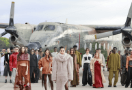 SPFW N60: FORCA faz desfile com show de paraquedismo; veja
