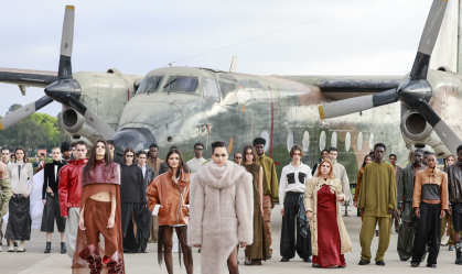 SPFW N60: FORCA faz desfile com show de paraquedismo; veja