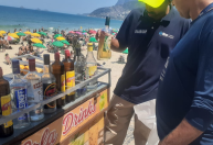 Centenas de garrafas de bebidas são apreendidas em praias do Rio de Janeiro