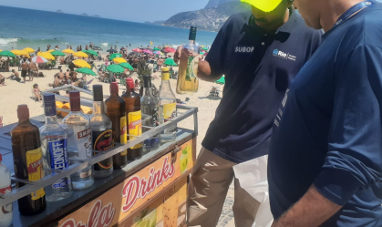 Centenas de garrafas de bebidas são apreendidas em praias do Rio de Janeiro