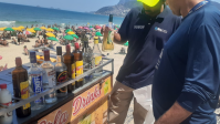 Centenas de garrafas de bebidas são apreendidas em praias do Rio de Janeiro