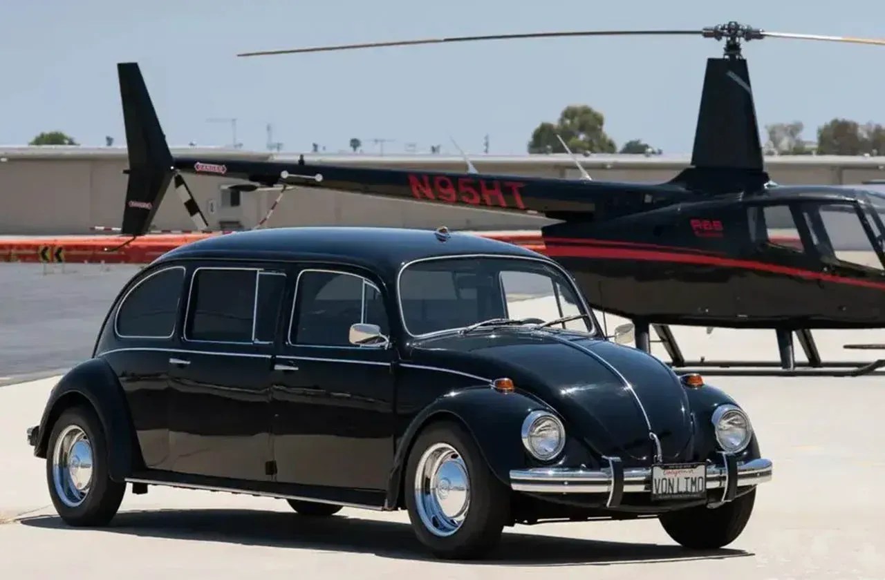 O Fusca Limousine, versão única e artesanal do clássico popular, surpreendeu o mundo ao surgir em eventos de luxo e alcançar valor superior a um Rolls-Royce em leilão internacional.