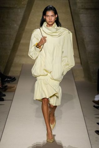 Gabriely Dobbins fez estreia na passarela da Chloé • Divulgação