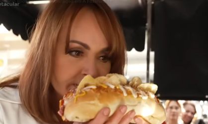 Gaby Spanic prova hot dog de Osasco (SP) após sair de "A Fazenda 17"