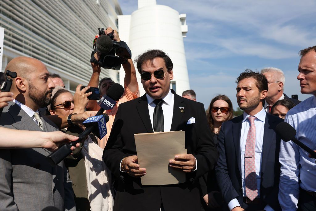 George Santos, ex-deputado americano filho de brasileiros, é libertado da prisão