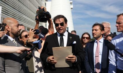 Quem é George Santos, ex-deputado filho de brasileiros condenado por fraude
