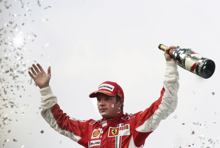 Kimi Raikkonen celebrando a vitória em Interlagos, em 2007 • Darren Heath/Getty Images