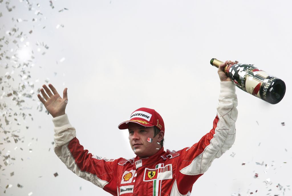 Kimi Raikkonen celebrando a vitória em Interlagos, em 2007