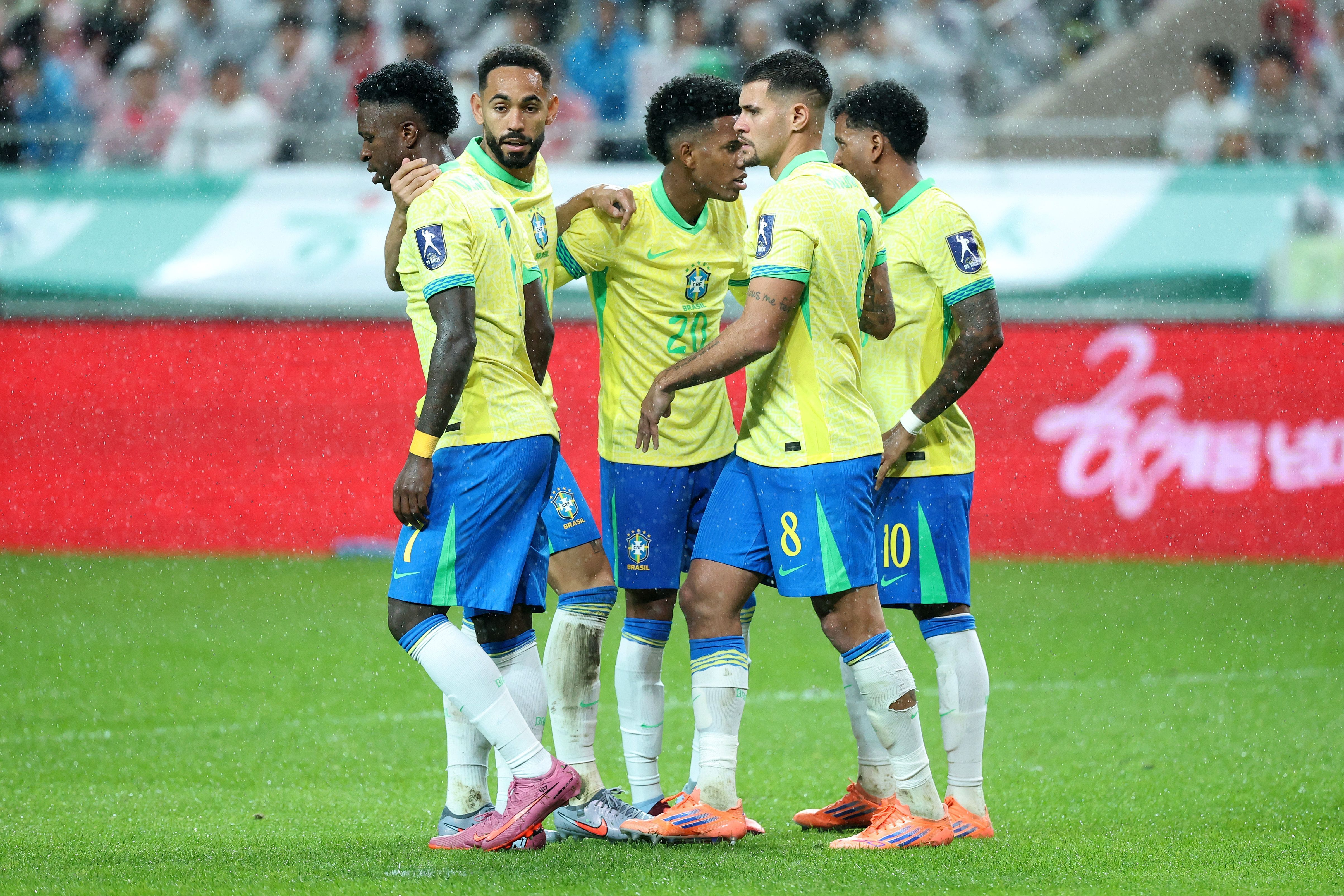 Jogadores da Seleção Brasileira comemoram um dos gols da goleada sobre a Coreia do Sul