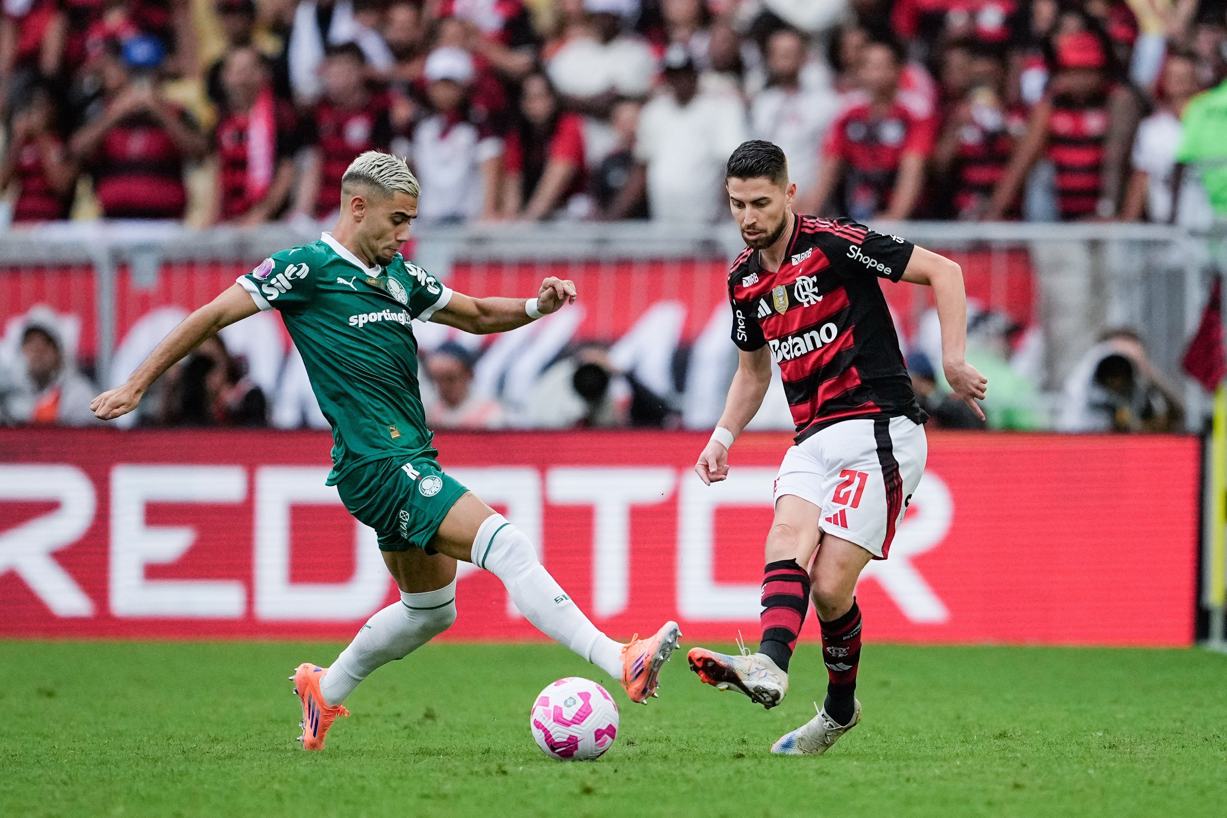 Jorginho e Andreas Pereira em lance de Flamengo x Palmeiras