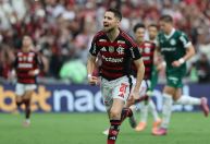 Flamengo vence Palmeiras, encosta na liderança e embola o Brasileirão