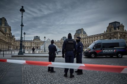 Policiais franceses isolam a entrada do Museu do Louvre após o roubo das joias.