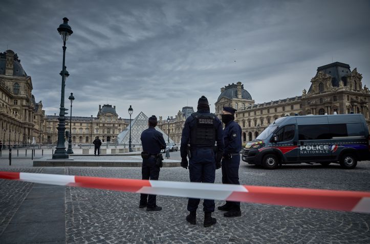 Policiais franceses isolam a entrada do Museu do Louvre após o roubo das joias. • Kiran Ridley/Getty Images