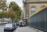 Dois suspeitos do roubo no Louvre admitem envolvimento no furto de joias