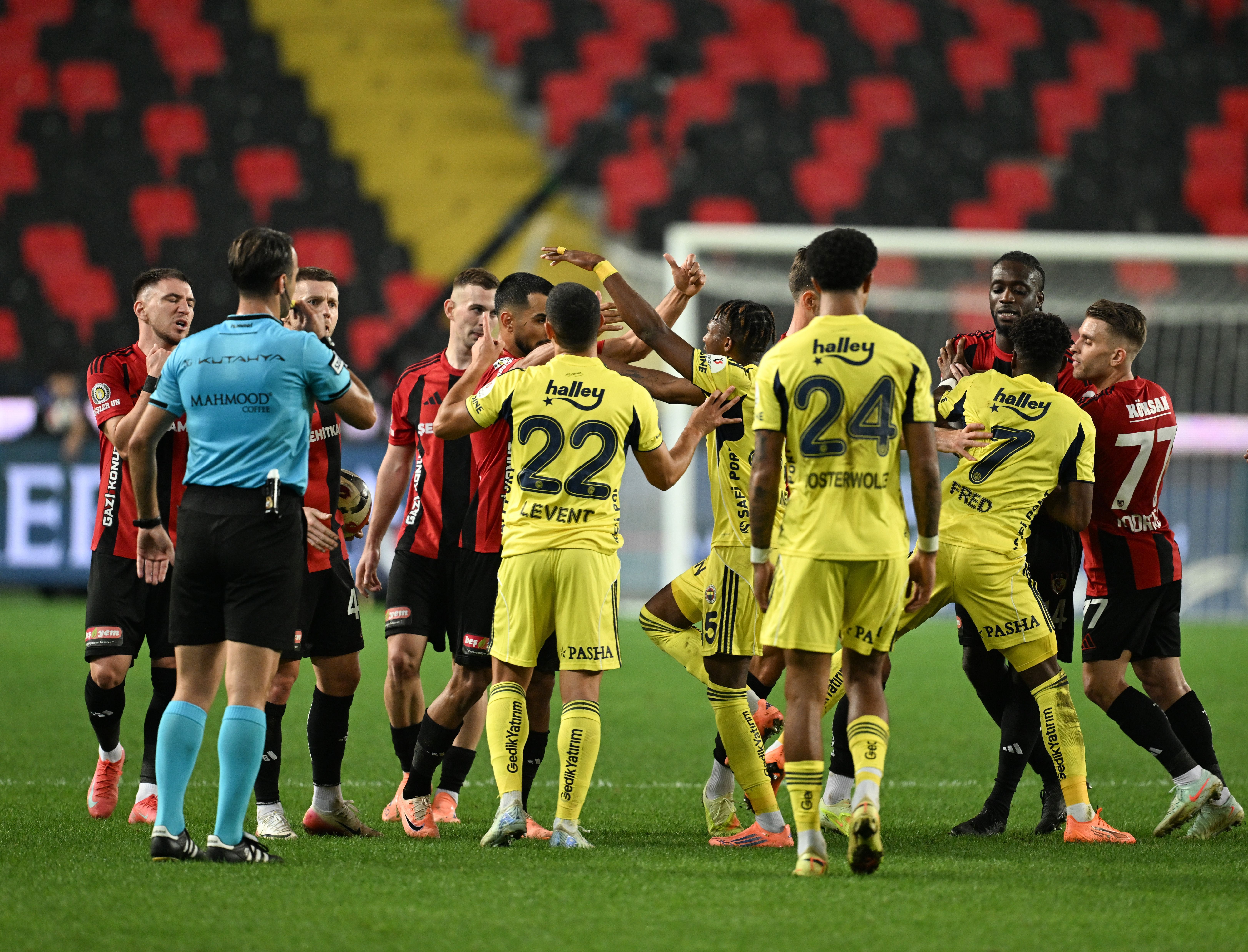Jogo entre Gaziantep FK e Fenerbahce
