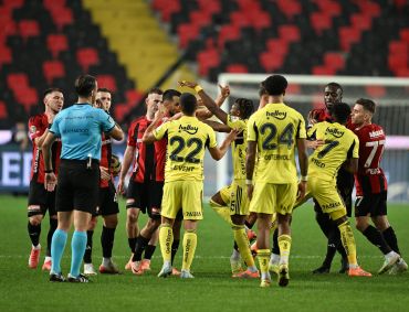 Jogo entre Gaziantep FK e Fenerbahce