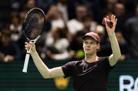 Sinner chega à semi em Paris e fica mais perto de voltar ao topo do ranking