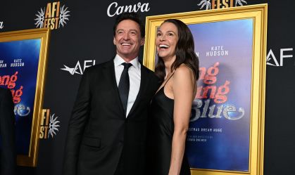 Hugh Jackman apresenta nova namorada em première de filme