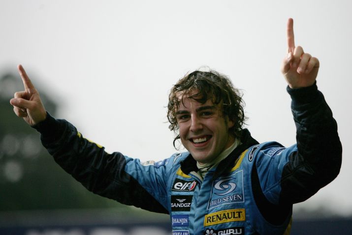 Fernando Alonso em 2005, no Autódromo de Interlagos, comemorando o primeiro título • Clive Rose/Getty Images