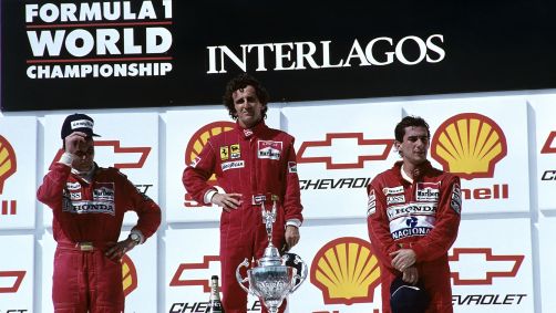 Gerhard Berger, Alain Prost e Ayrton Senna no pódio de Interlagos em 1990; essa foi última de seis vitórias do francês no Brasil
