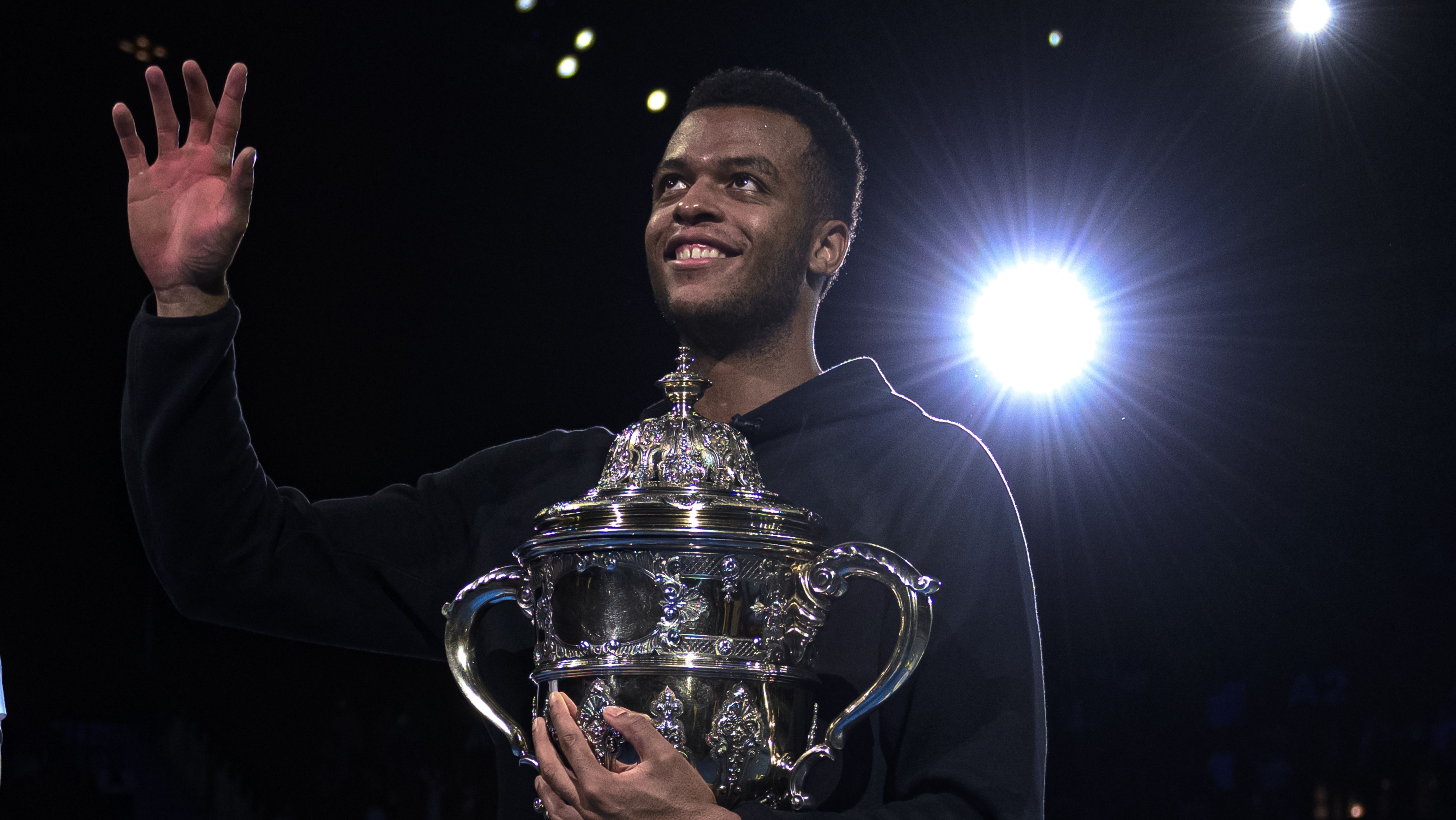 Giovanni Mpetshi Perricard celebra a conquista do ATP 500 de Basel, em 2024