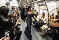 SPFW N60: Gloria Coelho desfila coleção em vagão de trem em movimento