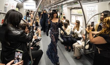 SPFW N60: Gloria Coelho desfila coleção em vagão de trem em movimento