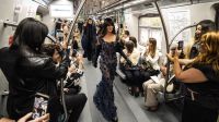 SPFW N60: Gloria Coelho desfila coleção em vagão de trem em movimento