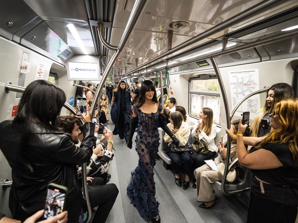 Anttónia no desfile de Gloria Coelho no SPFW N60