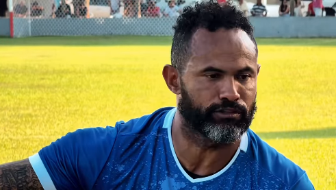 Goleiro Bruno orienta colegas de clube