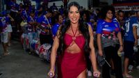 Após cirurgia, Gracyanne vai a ensaio da União da Ilha de muletas