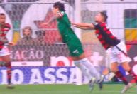 Flamengo x Palmeiras: PC Oliveira vê erro de arbitragem em lance de Gómez